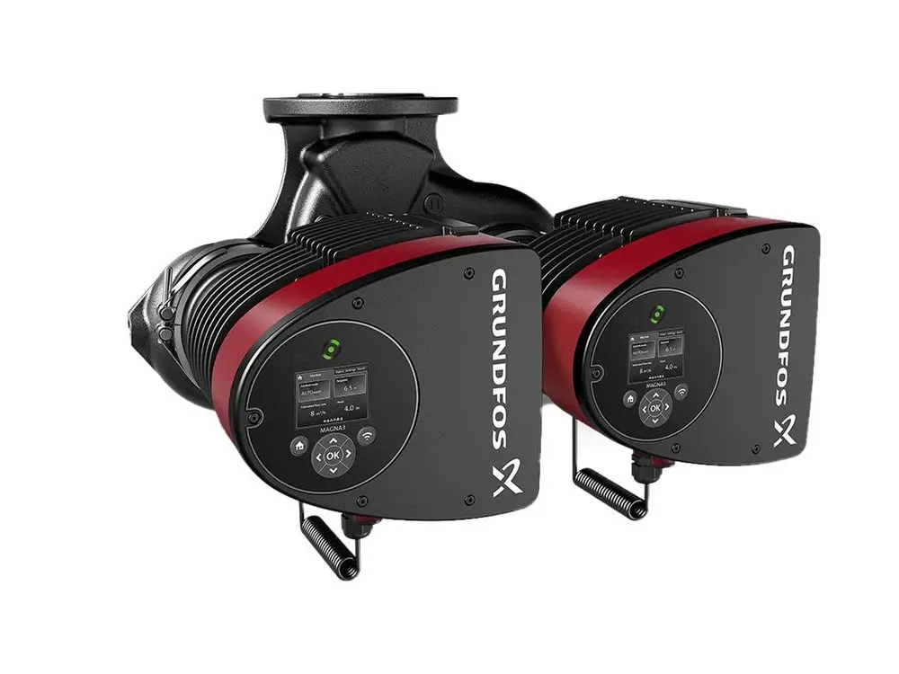 Zwei Grundfos Umwälzpumpen mit digitalem Bedienfeld, montiert auf einem gemeinsamen Gehäuse. Sichtbare Steuerknöpfe und Anzeigeelemente zur Regulierung.